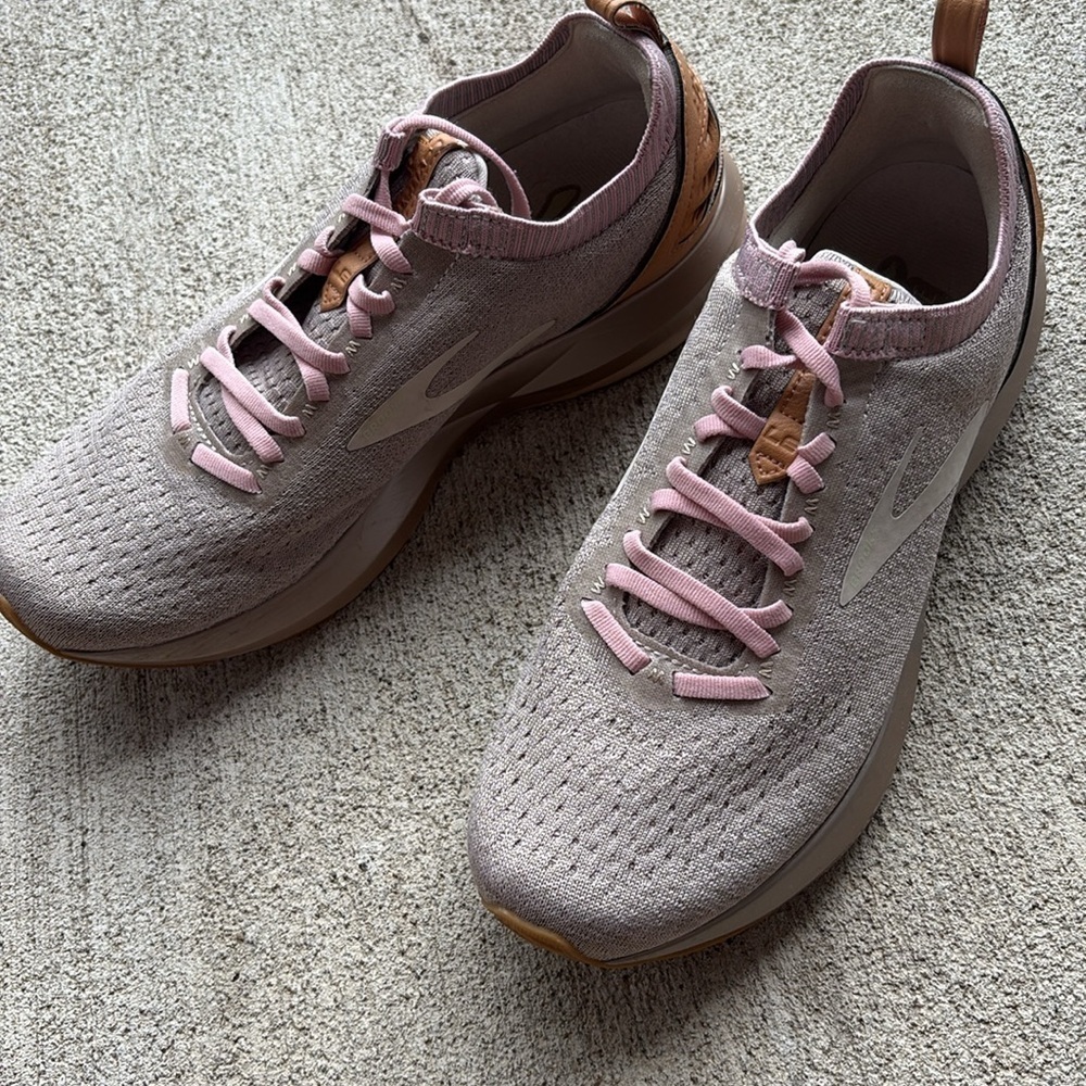 NWOT Brooks Levitate 2 Limited Edition Le Pink Running Shoes size 10 - Picture 8 of 10